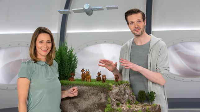 Bild: ARD/Michael Boehme In ein paar Jahren könnte uns der Himmel auf den Kopf fallen – und zwar durch Abstürze von Weltraumschrott. Seit Beginn der Raumfahrt hat sich so einiges an Müll im Weltall angesammelt– und der muss dringend entsorgt werden. Wie das funktionieren könnte, erklären Anja Reschke und Adrian Pflug in „Wissen vor acht - Zukunft“.