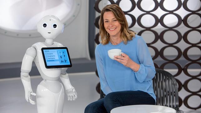 Bild: ARD/Michael Boehme In Japan wird ein Versuchs-Kaffee betrieben, in dem Roboter kellnern. So weit, so normal!. Das Besondere: Die Roboter sind keine autonom agierenden Maschinen, sondern werden von Menschen ferngesteuert, die aufgrund von Krankheit oder Behinderung ans Bett gefesselt sind. Wie das funktioniert und welchen besonderen Nutzen ein solches Roboter-Kaffee hat, erklärt Anja Reschke in „Wissen vor acht - Zukunft“.
