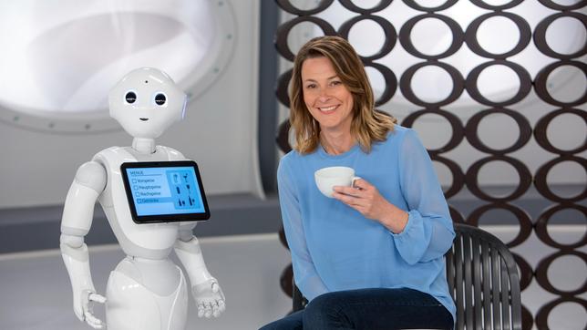 In Japan wird ein Versuchs-Kaffee betrieben, in dem Roboter kellnern. So weit, so normal!. Das Besondere: Die Roboter sind keine autonom agierenden Maschinen, sondern werden von Menschen ferngesteuert, die aufgrund von Krankheit oder Behinderung ans Bett gefesselt sind. Wie das funktioniert und welchen besonderen Nutzen ein solches Roboter-Kaffee hat, erklärt Anja Reschke in „Wissen vor acht - Zukunft“.