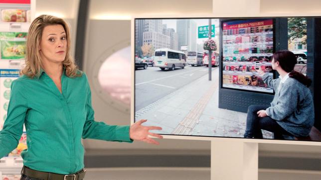 Bild: ARD/Pro in space In Südkorea wird gerade der Supermarkt der Zukunft getestet. Er befindet sich am Bahnsteig einer U-Bahnstation und statt echter Wahren findet man dort nur Foto-Tapeten, auf denen volle Supermarktregale abgebildet sind. Wie man dort trotzdem einkaufen kann und wie das System funktioniert, zeigt Anja Reschke bei "Wissen vor acht - Zukunft".