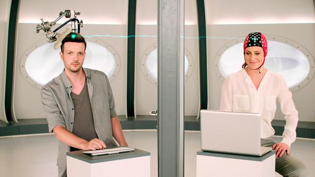 Bild: ARD/Michael Boehme Klingt wie ein Science-Fiction-Film, könnte aber wahr werden: Forscher haben per Internet Gedanken von einem Gehirn auf ein anderes übertragen. Anja und Adrian untersuchen, wie das geht und welche Folgen das haben könnte, bei "Wissen vor acht - Zukunft".