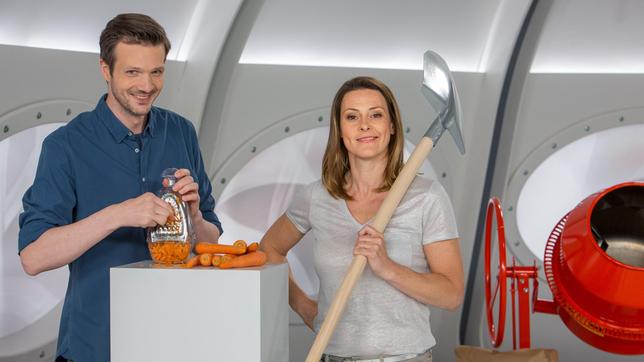 Bild: ARD/Michael Boehme Robuster und umweltfreundlicher Beton mit der Hilfe von Möhren? Tatsächlich haben Forscher der Universität Lancaster herausgefunden, dass bereits ein geringer Zusatz an Möhren-Cellulose in Betonmischungen die mechanischen Eigenschaften des Betons erheblich verbessern kann. Was genau hinter dieser Entdeckung steckt, erzählen uns Anja Reschke und Adrian Pflug in „Wissen vor acht - Zukunft“.