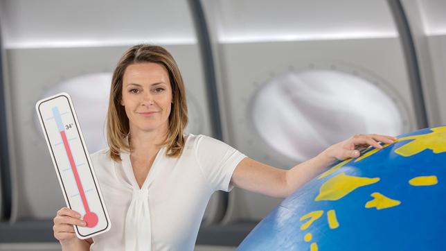 Bild: ARD/Michael Boehme Schon lange denken Wissenschaftler darüber nach, die Erderwärmung durch sogenanntes „Geoengineering“ zu stoppen. Historische Vulkanausbrüche dienen dazu als Vorbild. Wie das funktionieren könnte und was solch ein Eingriff tatsächlich für unser Klima bedeuten würde, erklärt Anja Reschke in „Wissen vor acht - Zukunft“.