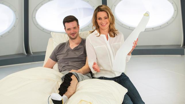 Bild: ARD/Michael Boehme Spritzen oder dicke Strümpfe - bisher ist die Behandlung von Thrombosegefahr eher unangenehm. Eine Socke, die den Fuß automatisch bewegt und dabei das Bewegungsprinzip von Korallen nutzt, könnte Abhilfe schaffen. Anja Reschke und Adrian Pflug stellen sie vor, in Wissen vor acht - Zukunft.