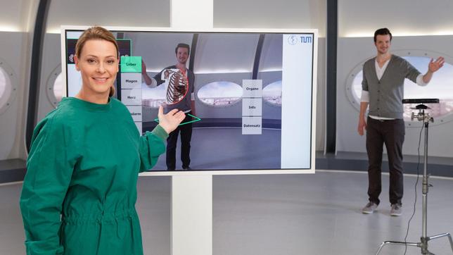 Bild: ARD/pro in space Wenn demnächst im OP eine Spielekonsole steht, dann ist der Chirurg nicht etwa unterfordert, sondern auf dem neusten Stand der Technik. Mediziner nutzen dabei sowohl die Möglichkeit das Gerät mit Hilfe von Gesten zu steuern, als auch die Fähigkeiten der Konsole, Menschen im Bild zu erkennen. Wie genau das funktioniert, demonstrieren Anja Reschke und Adrian Pflug in "Wissen vor acht - Zukunft".