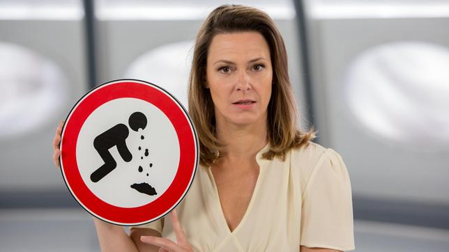 Bild: ARD/Michael Boehme Wenn es auf See so richtig stürmt, wird selbst der härteste Matrose seekrank. Bislang ist es noch nicht gelungen, dem Bewegungsschwindel beizukommen. Doch ein kleines Gerät, ursprünglich für das US-Militär entwickelt, könnte ihm ein Ende bereiten. Was hinter dieser Erfindung steckt und wie sie unser Gehirn überlistet, erklärt Anja Reschke bei „Wissen vor acht – Zukunft“.