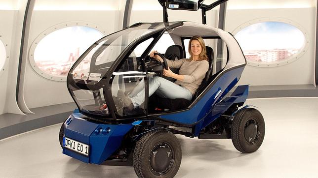 Bild: ARD/Henning Rohm Wenn es in Zukunft überhaupt noch Autos gibt, dann stellt sich natürlich die Frage, wie diese aussehen und was sie können müssen. Anja Reschke stellt einen Prototyp vor, der sich dem Verkehr perfekt anpasst. Wie er das macht, erfährt man bei "Wissen vor acht - Zukunft".