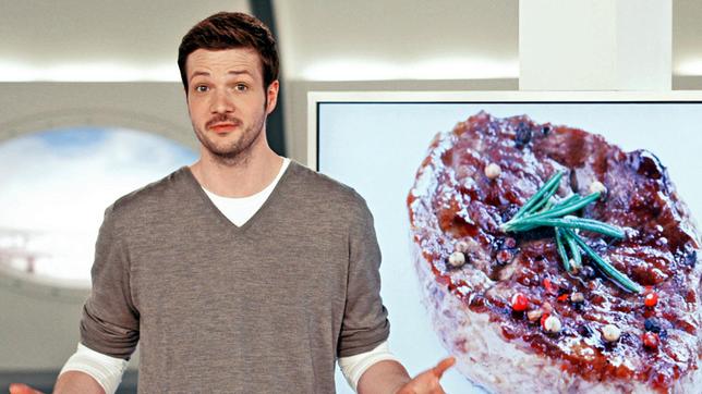 Bild: ARD/Frank Dicks Wenn man eigentlich gerne Fleisch essen möchte, aber darauf verzichtet, um Tiere zu schonen, gibt es bald eine neue Alternative neben Tofu und Soja - Anja Reschke und Adrian Pflug präsentieren künstliches Fleisch, das es bereits in den Niederlanden gibt.
