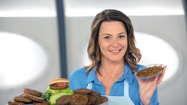 Wer umweltbewusst denkt und dennoch nicht auf Fleisch verzichten möchte, der kann in Zukunft einfach Würmer züchten. Mit einer Mehlwurm-Aufzuchtstation ist es möglich, Fleisch in der eigenen Küche  „anzubauen“. Anja Reschke wirft einen Blick in die Küche von morgen – bei „Wissen vor acht - Zukunft“.