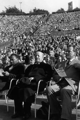 Der amerikanische Baptistenpfarrer und Bürgerrechtler Dr. Martin Luther King (l.), der evangelische Bischof Dr. Otto Dibelius (M.) und der Regierende Bürgermeister von Berlin Willy Brandt. Aufnahme von 1964.