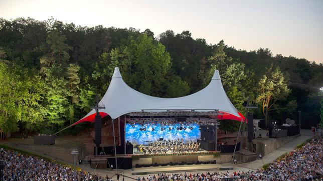 Eine sternenklare Nacht, die „Berliner Luft“, großartige Musik und eine ganz besondere Atmosphäre mit Picknick-Charme: das ist die Rezeptur, die das alljährliche Waldbühnenkonzert der Berliner Philharmoniker zu einem Konzerterlebnis der besonderen Art macht.