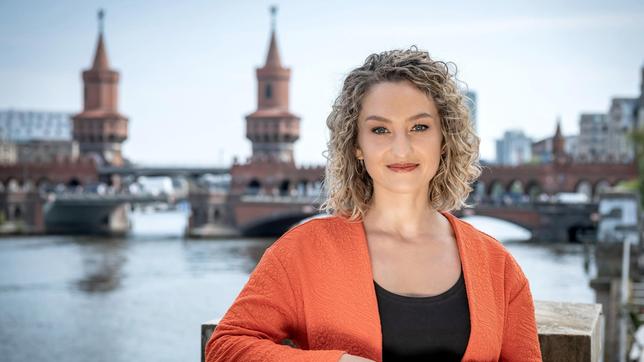 Neu im Team ist die aus Oberbayern stammende katholische Theologin Magdalena Kiess (rbb). Zu hören war Magdalena Kiess bereits mit spirituellen Impulsen in den verschiedenen Hörfunkwellen des rbb. Die Wahlberlinerin spricht zum ersten Mal das Wort zum Sonntag am 16. November 2024.