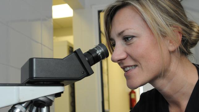Die Tierärztin Sara Capelli vor einem Mikroskop