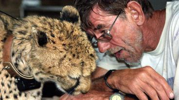 Bild: SWR/Harald Pokieser Frikkie von Solms und ein Gepard