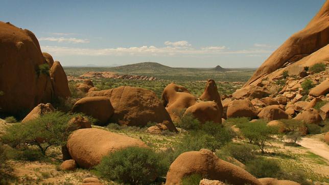Bild: Cosmos Factory & Eikon Südwest/Christian Karojet Die Gegend um die Spitzkoppe in Namibia.