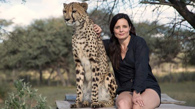 Bild: SWR/Michael Lange/Michael Lange Schauspielerin Elisabeth Lanz mit Gepard Atheno.