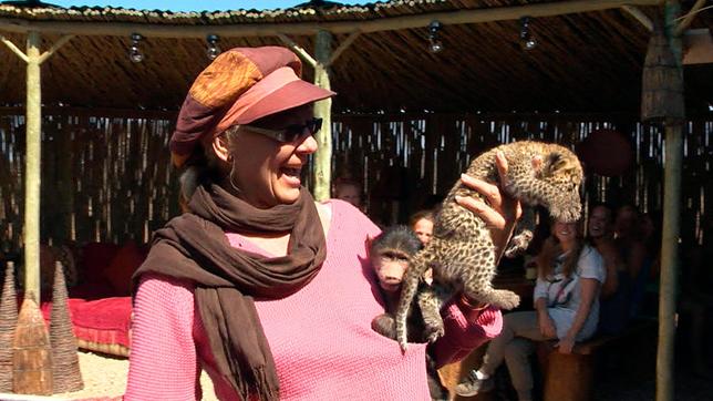 Marieta  van der Merwe zeigt voller Stolz ihre Tierkinder.