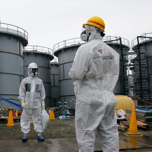 Menschen in Schutzkleidung in Fukushima