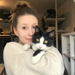 Warum musste Johanna sterben - Podcast über die Flut im Ahrtal und die Suche nach der Ursache für Johannas Tod. Das Bild zeigt Johanna mit ihrer Katze.