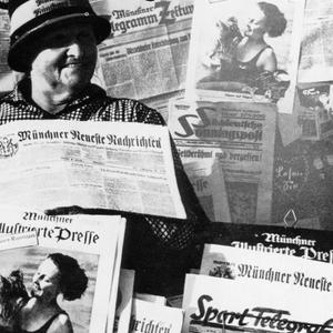 Altes Bild einer Person mit alten Zeitungen