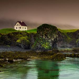 Haus auf einer Klippe in Island