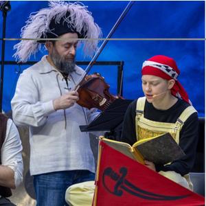 Die Darsteller von Hannes und Moses und der Violinist aus dem Orchester beim Live-Kinderhörspiel