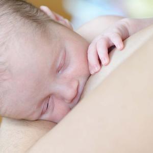 Baby wird gestillt