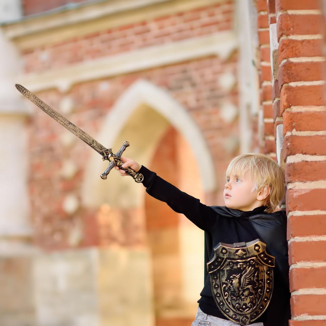 Verkleideter Junge mit Schwert・Bild: Verkleideter Junge mit Schwert Verkleideter Junge mit Schwert