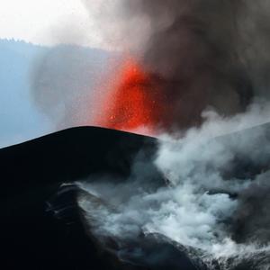 Der Vulkan Cumbre Vieja auf La Palma spuckt auch 2 Monate nach Beginn des Ausbruchs weiter Lava und Aschewolken
