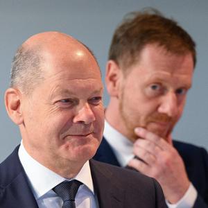 Bundeskanzler Olaf Scholz (SPD, l) und Michael Kretschmer (CDU), Ministerpräsident von Sachsen