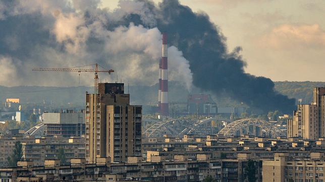 Nach Raketenangriffen steigt schwarzer Rauch über der Stadt auf. Das Zentrum der ukrainischen Hauptstadt wurde am Morgen des 10.10.2022 von Explosionen erschüttert. 