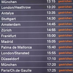 Symbolbild: Eine Anzeigetafel am Hamburg Airport zeigt gestrichene Flüge an.