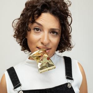 Laura Cazés, Podcast-Host bei Carpe What mit einem Glückskeks