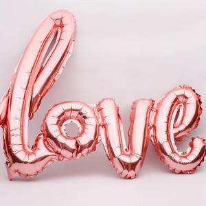 Ein Luftballon aus dem Wort "Love"