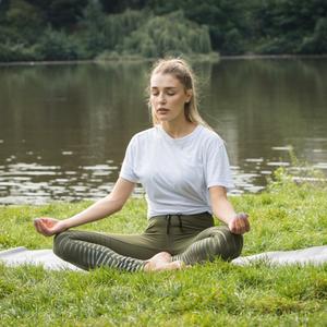 Eine junge Frau macht am 15.09.2021 Yoga in einem Park in Berlin (gestellte Szene)