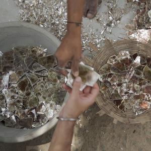 So viel Kinderarbeit steckt in Kosmetik - Kinderhände zeigen glänzendes Mica
