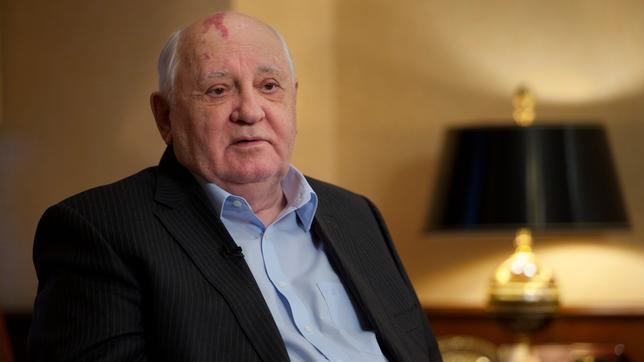 Der ehemalige sowjetische Präsident Michail Gorbatschow spricht mit der Nachrichtenagentur Associated Press während eines Interviews in der Zentrale seiner Stiftung. (Archivfoto)