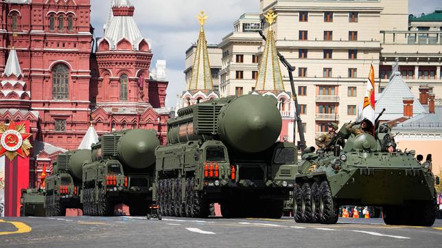 Russische ballistische RS-24 Yars-Raketen werden während der Militärparade zum "Tag des Sieges" durch Moskau gefahren. Anlässlich des 77. Jahrestages des Endes des Zweiten Weltkriegs feiert Russland - überschattet vom Krieg gegen die Ukraine - den Sieg über Hitler-Deutschland. 
