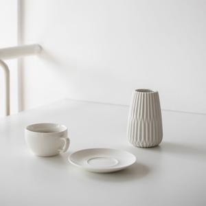 Symbolbild Minimalismus: Ein Teller, eine Tasse, eine Vase