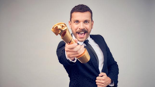 Bild: rbb/Deutsche Filmakademie/Jens Koch Schauspieler Edin Hasanovic moderiert die 70. Verleihung des Deutschen Filmpreises