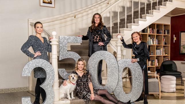 Bild: ARD/Thorsten Jander Die ARD-Telenovela "Rote Rosen" feiert die 3500. Folge: Jubiläumsfoto (v.l.n.r.): Amelie (Lara-Isabelle Rentinck), Britta (Jelena Mitschke) mit Hund Betty, Carla (Maria Fuchs) und Johanna (Brigitte Antonius). - voraussichtliche Ausstrahlung der Jubiläums-Folge am Mittwoch (03.02.22) um 14.10 Uhr im Ersten