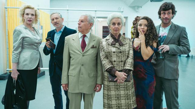 Bild: ARD Degeto/HR/Turbokultur/Elliott Kreyenberg „Die Zweiflers“ – neue sechsteilige ARD-Dramedy mit internationaler Topbesetzung. Weltpremiere! ARD-Dramedy „Die Zweiflers“ auf dem International Series Festival von Cannes - Alle sechs Folgen ab 3. Mai in der ARD Mediathek
