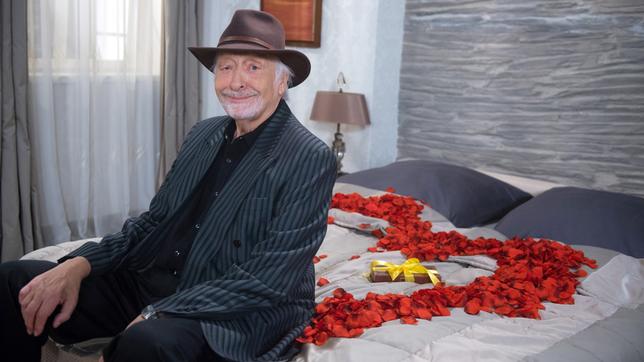 Bild: ARD/Nicole Manthey ARD ROTE ROSEN, Telenovela, 18. Staffel mit neuen Folgen ab (13.10.20), montags bis freitags um 14.10 Uhr im Ersten. Karl Dall übernimmt in der Daily Novela die Episodenrolle des Rockstars Richie Sky, ab Mitte Januar 2021 in 15 Folgen.