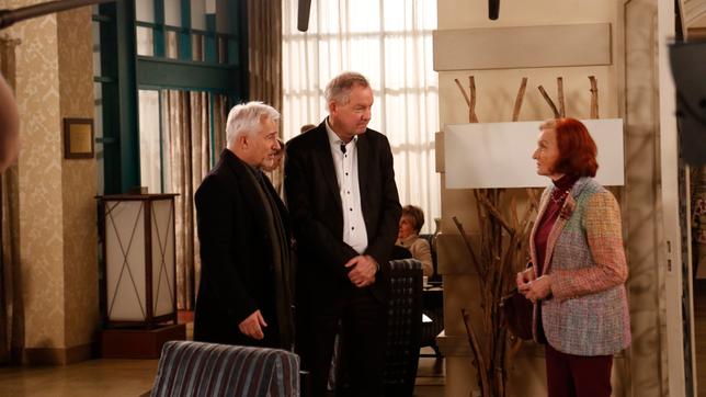 Bild: ARD/Stephan Persch Am 13. Januar 2020 übernahm der ehemalige NDR-Intendant Lutz Marmor (m.) – hier bei den Dreharbeiten mit Gerry Hungbauer (l.) und Brigitte Antonius – eine Gastrolle in der ARD-Telenovela "Rote Rosen".