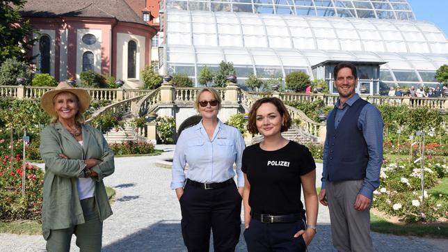 Bild: ARD/Laurent Trümper V.l.n.r. Mechthild Fehrenbach (Diana Körner), Nele Fehrenbach (Floriane Daniel), Julia Demmler (Wendy Güntensperger), Graf Bernadotte (Björn Wilhelm Graf Bernadotte af Wisbourg) - Foto über www.ardfoto.de
