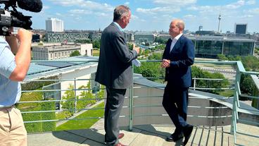 Bild: SWR/Kay Nietfeld/dpa Olaf Scholz und Stephan Lamby auf der Dachterrasse des Kanzleramts.