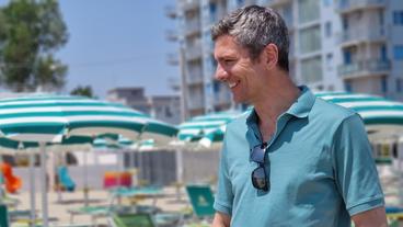 Bild: NDR Ingo Zamperoni auf Recherchereise am Adriastrand in Italien