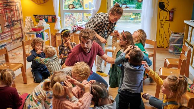 Bild: ARD Degeto/Reiner Bajo ARD Degeto DAS LEBEN IST KEIN KINDERGARTEN, am Freitag (25.09.2020) um 20:15 Uhr im Ersten - Mit Oliver Wnuk, Meike Droste u. a.