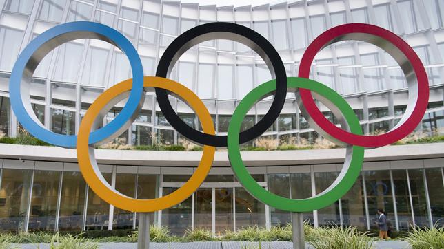 Olympische Ringe stehen am Eingang des Olympiahauses des Internationalen Olympischen Komitees (IOC). 