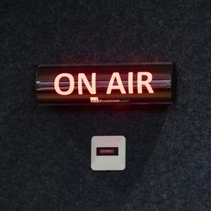Ein "on air" laeuchtet im Radiostudio